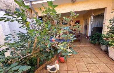 Imagem: A casa possui 3 Dormitórios, 3 Banheiros, 2 Vagas na garagem