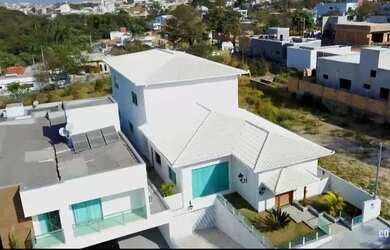 Imagem: A casa possui 4 Dormitórios, 5 Banheiros, 3 Vagas na garagem