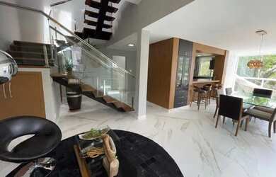 Imagem: A casa em condomínio possui 4 Dormitórios, 5 Banheiros, 2