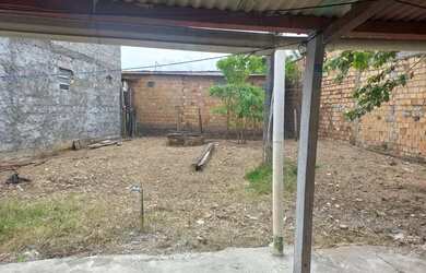 Imagem: A casa possui 3 Dormitórios, 1 Banheiro, 1 Vaga na garagem