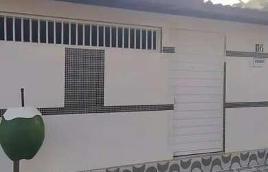 Imagem: A casa possui 3 Dormitórios, 2 Banheiros, 1 Vaga na garagem