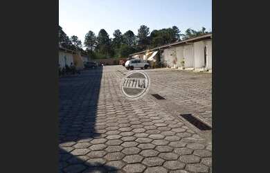 Imagem: A casa possui 1 Dormitório, 1 Banheiro, 1 Vaga na garagem