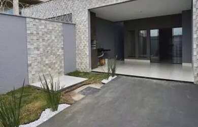 Imagem: A casa possui 3 Dormitórios, 2 Banheiros, 2 Vagas na garagem