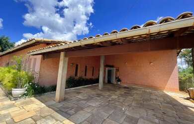 Imagem: A casa possui 4 Dormitórios, 5 Banheiros, 4 Vagas na garagem