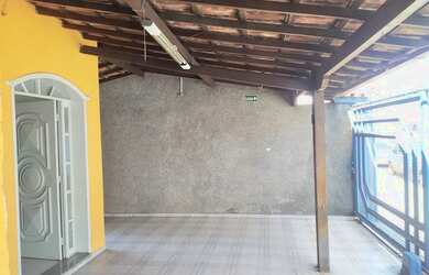 Imagem: A casa possui 3 Dormitórios, 3 Banheiros, 2 Vagas na garagem