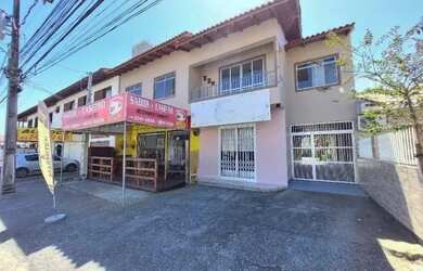 Imagem: A casa possui 3 Dormitórios, 2 Banheiros, 2 Vagas na garagem