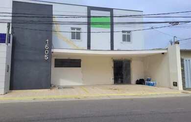 Imagem: O depósito possui 450m² de Área e está localizado em Tirol