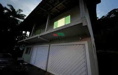 Imagem: A casa possui 3 Dormitórios, 3 Banheiros, 2 Vagas na garagem