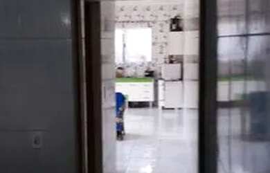 Imagem: A casa possui 2 Dormitórios, 1 Banheiro, 2 Vagas na garagem