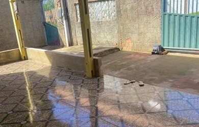 Imagem: A casa possui 3 Dormitórios, 1 Banheiro e 2 Vagas na garagem