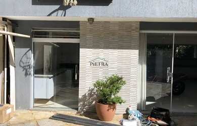 Imagem: A casa possui 3 Dormitórios, 4 Banheiros, 2 Vagas na garagem