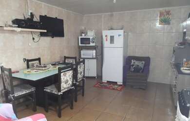 Imagem: A casa possui 2 Dormitórios, 2 Banheiros, 2 Vagas na garagem