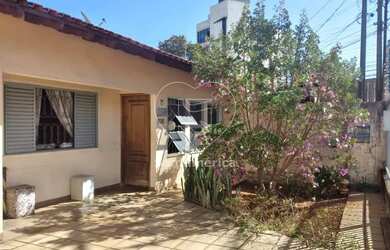 Imagem: A casa possui 3 Dormitórios, 1 Banheiro, 1 Vaga na garagem