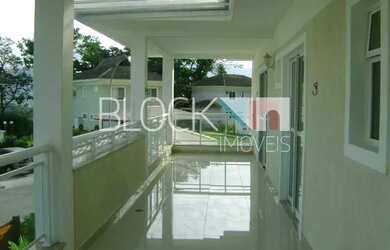 Imagem: A casa em condomínio possui 4 Dormitórios, 5 Banheiros, 2