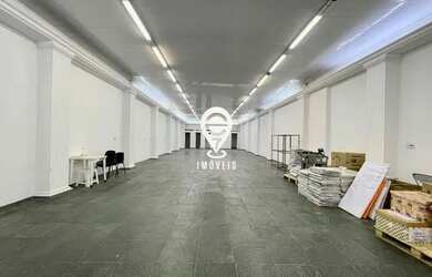 Imagem: O depósito possui 5 Vagas na garagem, 368m² de Área e está