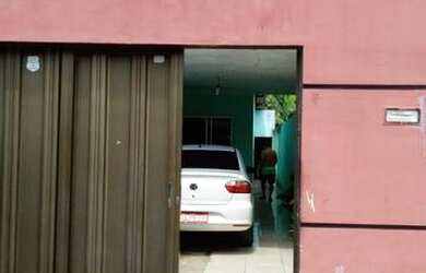 Imagem: A casa possui 4 Dormitórios, 3 Banheiros, 1 Vaga na garagem