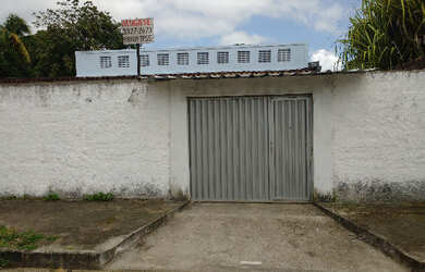 Imagem: A casa possui 3 Dormitórios, 2 Banheiros, 1 Vaga na garagem