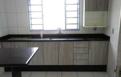 Imagem: A casa possui 3 Dormitórios, 2 Banheiros, 2 Vagas na garagem