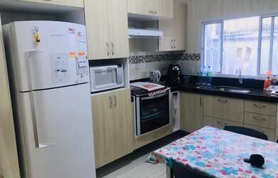 Imagem: A casa possui 2 Dormitórios, 3 Banheiros, 2 Vagas na garagem