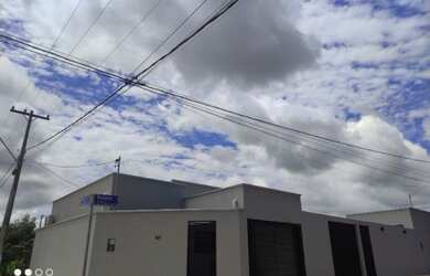 Imagem: A casa possui 2 Dormitórios, 1 Banheiro, 1 Vaga na garagem