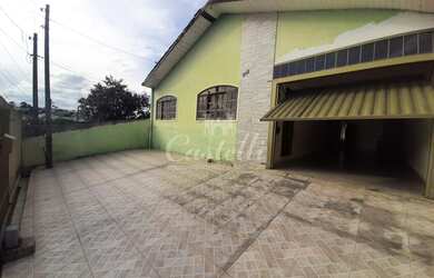 Imagem: A casa possui 3 Dormitórios, 1 Banheiro, 3 Vagas na garagem