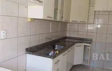 Imagem: O apartamento possui 2 Dormitórios, 1 Banheiro, 1 Vaga na garagem