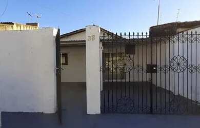 Imagem: A casa possui 3 Dormitórios, 1 Banheiro, 2 Vagas na garagem