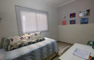 Imagem: A casa possui 3 Dormitórios, 2 Banheiros, 2 Vagas na garagem