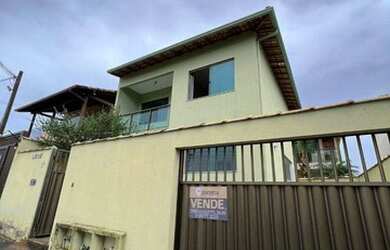 Imagem: A casa possui 2 Dormitórios, 2 Banheiros, 2 Vagas na garagem