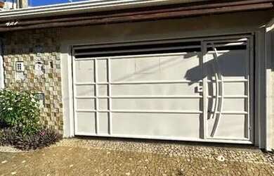 Imagem: A casa possui 3 Dormitórios, 1 Banheiro, 2 Vagas na garagem