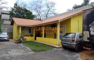 Imagem: A casa possui 2 Dormitórios, 1 Banheiro, 4 Vagas na garagem