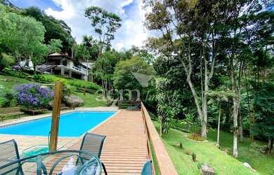 Imagem: A casa possui 3 Dormitórios, 3 Banheiros e 2700m² de Área