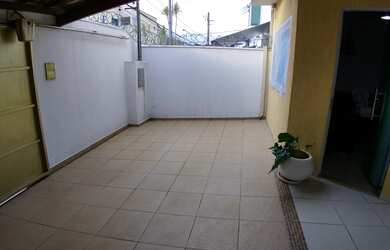 Imagem: A casa possui 3 Dormitórios, 2 Banheiros, 2 Vagas na garagem