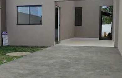 Imagem: A casa possui 2 Dormitórios, 1 Banheiro, 2 Vagas na garagem