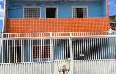 Imagem: A casa possui 3 Dormitórios, 1 Banheiro, 1 Vaga na garagem