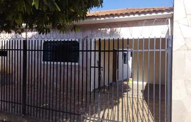 Imagem: A casa possui 2 Dormitórios, 1 Banheiro, 2 Vagas na garagem