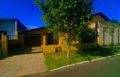 Imagem: A casa possui 4 Dormitórios, 2 Banheiros, 3 Vagas na garagem