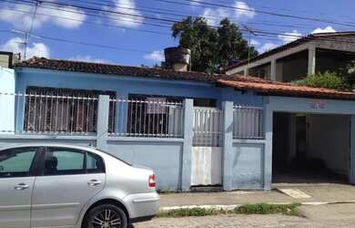 Imagem: A casa possui 4 Dormitórios, 2 Banheiros, 3 Vagas na garagem