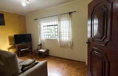 Imagem: A casa possui 3 Dormitórios, 1 Banheiro, 2 Vagas na garagem