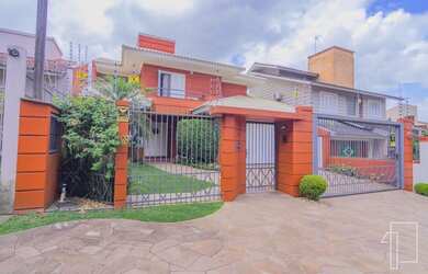 Imagem: A casa possui 4 Dormitórios, 4 Banheiros, 4 Vagas na garagem