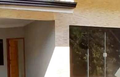 Imagem: A casa possui 2 Dormitórios, 2 Banheiros, 2 Vagas na garagem