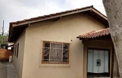 Imagem: A casa possui 3 Dormitórios, 1 Banheiro, 2 Vagas na garagem