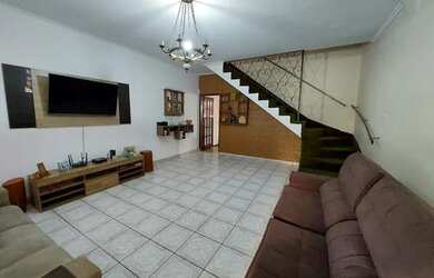 Imagem: A casa possui 3 Dormitórios, 2 Banheiros, 2 Vagas na garagem