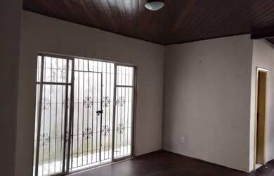 Imagem: A casa possui 2 Dormitórios, 1 Banheiro e está localizado