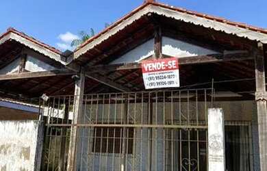 Imagem: A casa possui 2 Dormitórios, 2 Banheiros, 2 Vagas na garagem