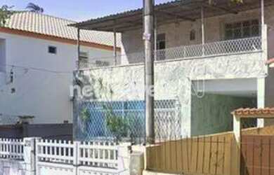 Imagem: A casa possui 4 Dormitórios, 2 Banheiros, 4 Vagas na garagem