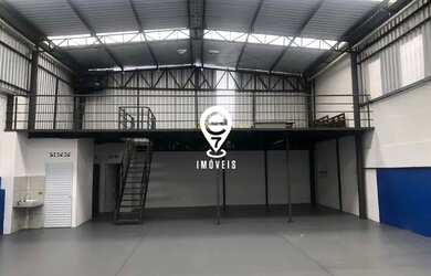 Imagem: O depósito possui 3 Vagas na garagem, 460m² de Área e está