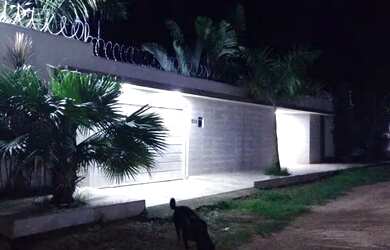 Imagem: A casa possui 2 Dormitórios, 2 Banheiros, 2 Vagas na garagem