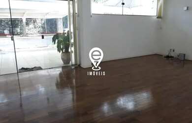 Imagem: A casa possui 4 Dormitórios, 1 Banheiro, 5 Vagas na garagem