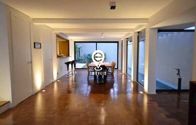 Imagem: A casa possui 3 Dormitórios, 4 Banheiros, 2 Vagas na garagem